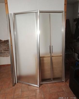 Box doccia angolare con lato fisso e porta 2 ante