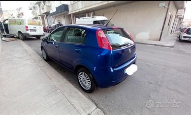 Fiat grande punto multijet di persona anziana