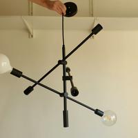 Lampadario nero in metallo con aste reclinabili