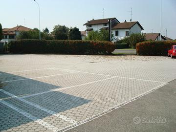 Magazzino C/2 di 450 mq - fronte strada