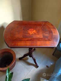 Tavolino vintage intarsiato in legno con piede 