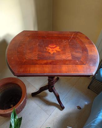 Tavolino vintage intarsiato in legno con piede 