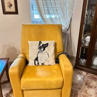 Poltrona motorizzata e reclinabile con telecomanfo