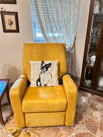 Poltrona motorizzata e reclinabile con telecomanfo