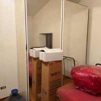 Armadio con ante a specchio scorrevoli