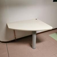 scrivania con sontegno tubolare
