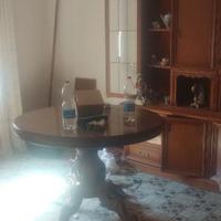 vetrina e tavolo in buone condizioni