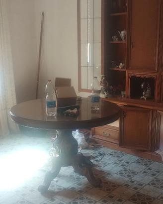 vetrina e tavolo in buone condizioni