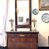 Elegante cassettone Impero con specchiera.