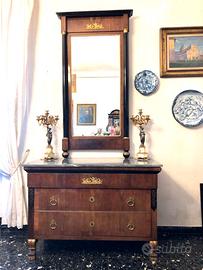 Elegante cassettone Impero con specchiera.