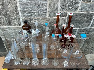 Vetreria vintage per laboratorio chimico