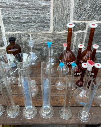 Vetreria vintage per laboratorio chimico