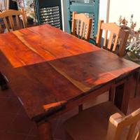 Tavolo in legno con sedie 