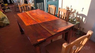 Tavolo in legno con sedie 