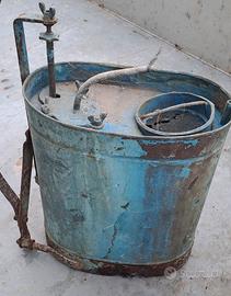 Pompa a spalla antica