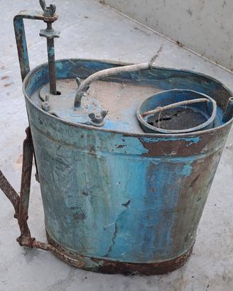 Pompa a spalla antica
