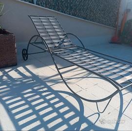 Sdraio in ferro battuto, zincato con ruote 