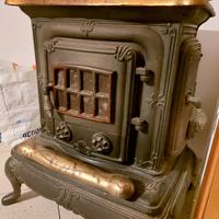 stufa a legna antica in ghisa