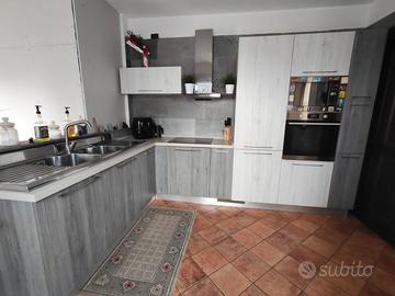 Cucina con penisola  ed elettrodomestici