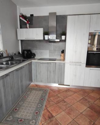 Cucina con penisola  ed elettrodomestici