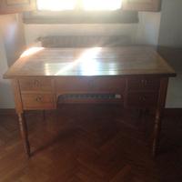 scrivania dell'ottocento. 