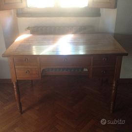 scrivania dell'ottocento. 