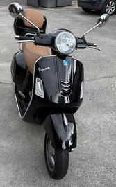 Vespa GTS 125 con bauletto
