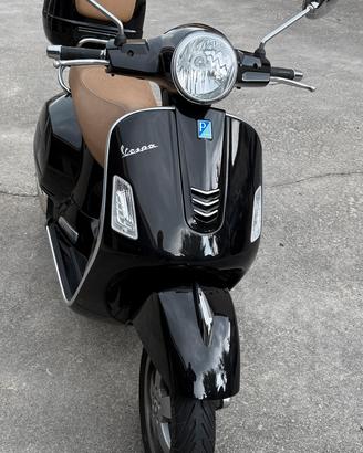 Vespa GTS 125 con bauletto