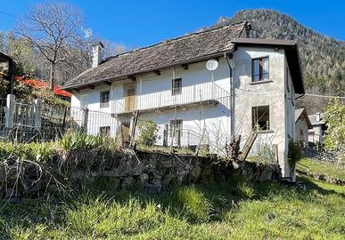 Casa tradizionale in pietra con ampio terreno