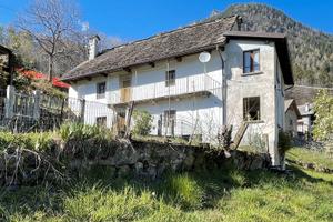 Casa tradizionale in pietra con ampio terreno
