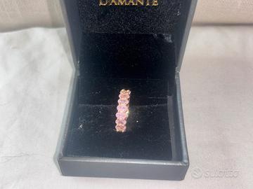 Anello con pietre rosa