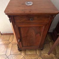 Mobiletto in legno con cassetto