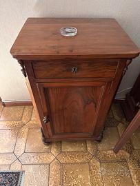 Mobiletto in legno con cassetto