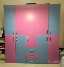Armadio rosa e azzurro con comodino da cameretta