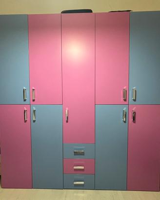 Armadio rosa e azzurro con comodino da cameretta
