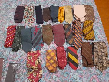 Lotto 62 cravatte uomo vintage e moderne