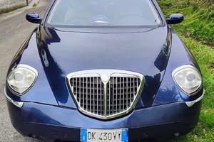 Lancia Thesis con tettino elettrico.