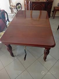Tavolo in legno completo di sedie