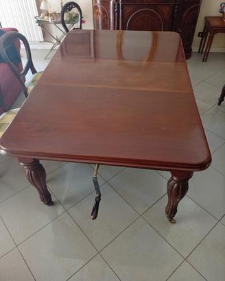 Tavolo in legno completo di sedie