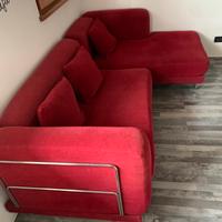 Divano rosso con chaise longue