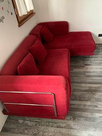 Divano rosso con chaise longue