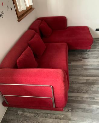 Divano rosso con chaise longue