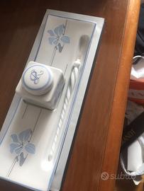 Calamaio e penna in porcellana finemente decorato