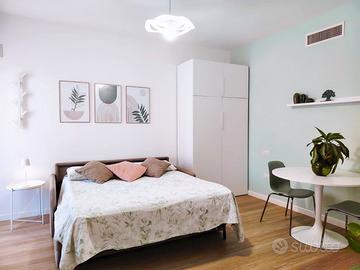 Ampia camera con bagno, angolo cottura, balcone
