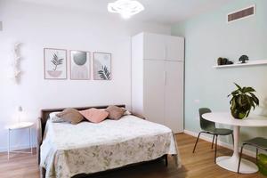 Ampia camera con bagno, angolo cottura, balcone