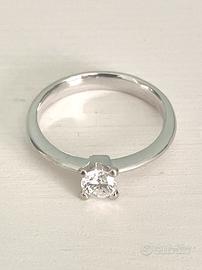 Anello solitario in oro bianco con diamante