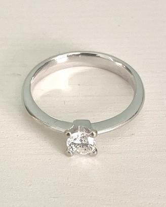 Anello solitario in oro bianco con diamante