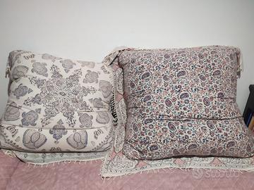 Cuscini pouf da terra.