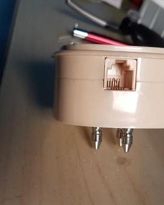 Adattatore per spine telefoniche
