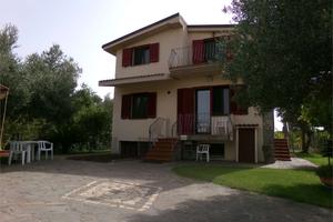 villa libera su 4 lati